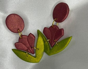ピンクと黄色の花の刺繍のイヤリング：レトロなチューリップの