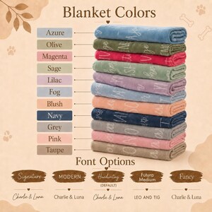 Puede incluir: Una pila de diez mantas dobladas en varios colores incluyendo azul, oliva, magenta, salvia, lila, niebla, rubor, marino, gris, rosa y topo. Cada manta presenta texto blanco en cursiva. Se muestra una tabla de colores y opciones de fuente.