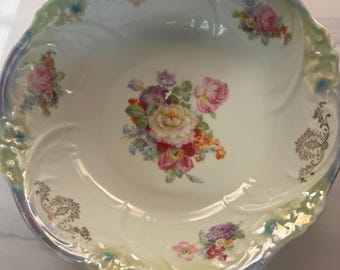 Antieke Duitse porseleinen schaal met bloemenmotief, geschulpte rand, glanzend rozenboeket en gouden accenten, begin 1900.