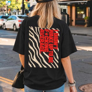 Camiseta con estampado de cebra, "No me desperté para ser promedio", estampado tipográfico rojo en la espalda, camiseta unisex con mensaje.