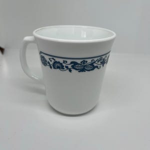 Puede incluir: Un conjunto de tres jarrones de cerámica de diferentes alturas y formas. El jarrón más alto es de color beige claro, el del medio marrón oscuro y el más pequeño blanco moteado. Cada jarrón tiene un acabado liso y mate.