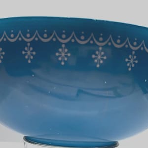 Pyrex Blue Snowflake Garland, Vintage mixing bowl 444 4qt