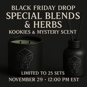 Peut inclure: Annonce d'une offre Black Friday avec des mélanges spéciaux et des herbes. L'image présente une bougie noire et un diffuseur noir avec un design assorti. La bougie a une cire verte et le diffuseur a des bâtonnets noirs. Le texte sur l'image indique "KOOKIES & MYSTERY SCENT".