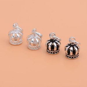 Dije de corona de plata de ley 925 de 10 mm con forma de corona de plata antigua. Suministros para dijes de plata.