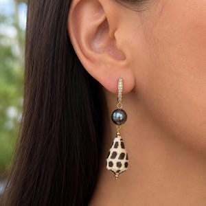 Tahiti Muschel Perle Ohrringe, Gold CZ Huggie Creolen, Hebräische Muschel Tropfen, Strand Schmuck (hypoallergen)