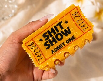 Zabawna spinka do włosów z motywem biletu na „Shit Show” | Spinka do włosów z octanu | Nowatorska spinka do włosów | Prezent dla najlepszej przyjaciółki | Zabawny prezent dla niej | Wyrazista fryzura