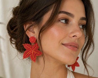 Pendientes llamativos de flores con cuentas de coral / Pendientes florales hechos a mano / Joyería veraniega atrevida