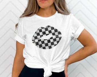 Camiseta con estampado de labios a cuadros desgastados, camiseta grunge con marca de beso