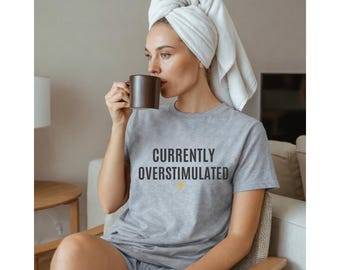 Camiseta de Mamá Sobreestimulada – Camiseta Actualmente Sobreestimulada – Top de la Vida de Mamá con Sobrecarga Sensorial – Regalo para Mamá Cansada