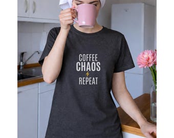 Camiseta Coffee Chaos Mom: Divertida camiseta gráfica para amantes de la cafeína