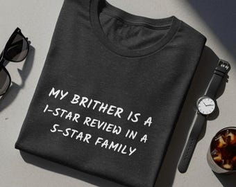 Camiseta familiar con reseña de 1 estrella para hermanos y 5 estrellas, con humor sarcástico entre hermanos.