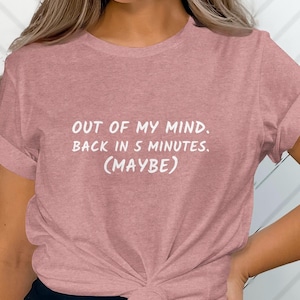 Camiseta "Fuera de mi mente, vuelvo en 5 minutos", camiseta con cita sarcástica, camiseta con humor.