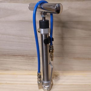 SteelStroke™ Mini-Handluftflasche | Edelstahl Motorrad Reifenfüller | Hochdruck Handluftpumpe | Kompaktes Moto-Tool ohne Batterie