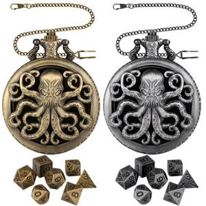 Könnte beinhalten: Zwei runde Taschenuhren mit Kette, eine in antikem Messing-Finish und eine in Silber-Finish. Beide zeigen ein erhabenes Kraken-Relief auf dem Deckel. Jede Uhr wird von einem Set aus sieben polyedrischen Spielwürfeln begleitet.
