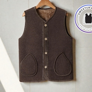 Peut inclure: Un gilet en polaire marron avec un col en V, une fermeture à boutons et deux poches avant. Le gilet est suspendu à un cintre en bois. L'image comprend un graphique circulaire qui dit "Sweater & Vest" et "Knit to Impress".