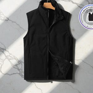 以下が含まれることがあります： 斑点のあるマット仕上げのセラミックマグカップ3個セット。マグカップはクリーム色、ライトグレー、ダークグレーの3色です。各マグカップはシンプルでミニマリストなデザインで、丸みを帯びたハンドルが付いています。