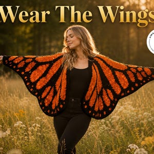 Op de afbeelding: Een vrouw draagt een zwarte top en broek met een gebreide trui in de vorm van vlindervleugels. De trui is oranje en zwart, met de tekst "Wear The Wings" in gouden letters bovenaan de afbeelding. Een cirkelvormig logo met de tekst "Sweater & Vest" staat rechtsboven.