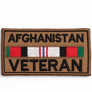 Può includere: Toppa rettangolare ricamata con le parole "AFGHANISTAN VETERAN" in lettere nere. La toppa presenta un design a nastro multicolore con strisce verdi, rosse, nere, bianche e blu. La toppa ha un bordo marrone.