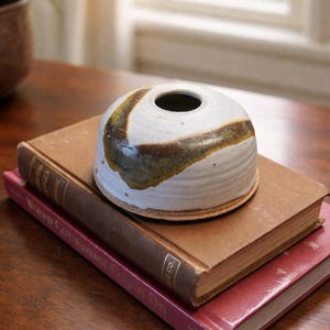 Jarrón de ikebana "IXOYE" de David Phelps, firmado por Studio Pottery