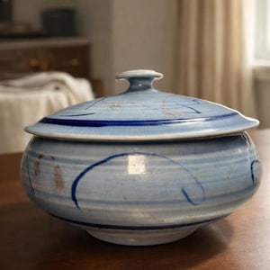 Podpisana misa pokryta ceramiką studyjną | Niebieskie szkliwo spękane i spiralna gałka