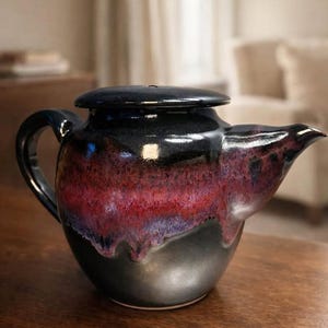 Tetera de porcelana firmada por Larry Bruning / Estampado de leopardo negro con detalles en lila y arándano / Obra de estudio de mediados de los 90