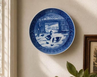 Plato navideño de Royal Copenhagen de 1969, En el antiguo corral, de Kaj Lange.