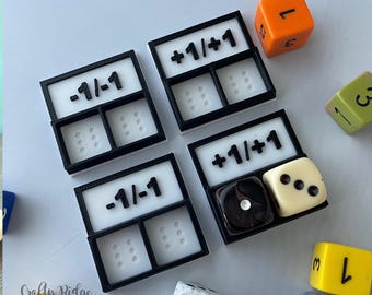 Könnte beinhalten: Vier schwarze und weiße Spielsteine aus Kunststoff mit dem Text "-1/-1" und "+1/+1" darauf. Die Steine werden verwendet, um die Punktzahlen in einem Spiel zu ändern. Es gibt auch mehrere Würfel im Bild, darunter ein weißer Würfel mit schwarzen Punkten, ein schwarzer Würfel mit weißen Punkten, ein gelber Würfel mit schwarzen Punkten, ein hellblauer Würfel mit weißen Punkten und ein orangefarbener Würfel mit schwarzen Punkten.