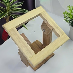 以下が含まれることがあります： 黒い持ち手と「But First, Coffee」の文字が黒い手書き風フォントで書かれた白いセラミックマグ。マグカップは白い表面に置かれています。