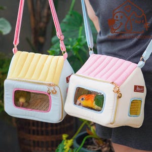 Puede incluir: Un letrero de madera rústica con la frase "Welcome to our home" en letras blancas. El letrero presenta un acabado envejecido y un diseño sencillo y acogedor.