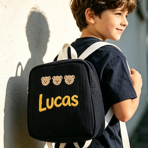 Puede incluir: Juego de tres tazas de cerámica con un esmalte moteado de color crema. Cada taza presenta un diseño floral pintado a mano en tonos azules, verdes y amarillos. Las tazas tienen una forma sencilla y redondeada.