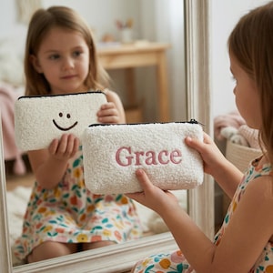 Puede incluir: Un juego de tres tazas de cerámica con un acabado moteado y mate. Cada taza presenta un color diferente: azul claro, crema y gris. Las tazas tienen un diseño simple y moderno y un asa cómoda.