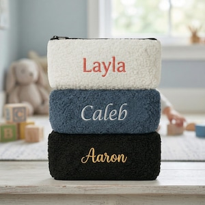 Puede incluir: Juego de tres tazas de cerámica con acabado mate moteado. Las tazas son de color crema, gris claro y gris oscuro. Cada taza tiene un diseño simple y minimalista, ideal para café o té.