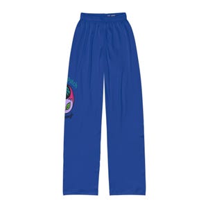 Puede incluir: Pantalones de pijama azul real con pernera ancha. La pierna izquierda presenta un gráfico de un símbolo yin-yang con una hoja y la palabra "Patch" encima. La palabra "enough" está debajo.