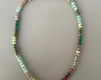 Handgeknüpfte Halskette mit Regenbogen-Edelsteinen, 8 mm Rondellperlen, goldener Verschluss vorne (Boho Dainty)