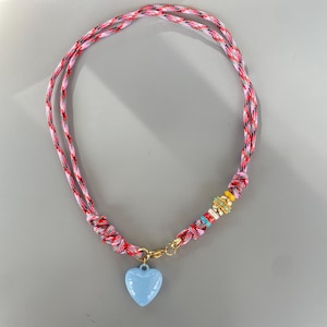 Handvävd tygchoker, blått hjärthänge, färgglatt pärlhalsband, bohemiska statementsmycken