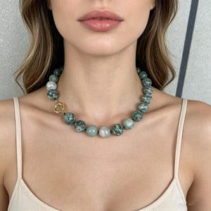 Naszyjnik choker z zielonego marmurkowego kamienia, 12 mm masywna obroża, złote zapięcie, biżuteria boho