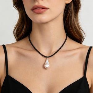 Naszyjnik choker z czarnego kryształu, wisior z perłą barokową, obroża z akcentem w kolorze złotym, elegancka biżuteria
