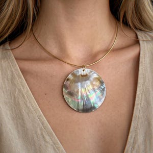 Gargantilla con disco de concha iridiscente, collar de alambre dorado fino, colgante llamativo de estilo bohemio.