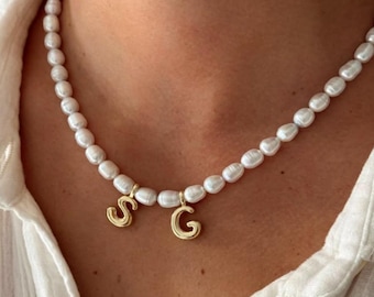 Gargantilla de perlas con inicial personalizada, colgante de letra de latón, collar con nombre personalizado