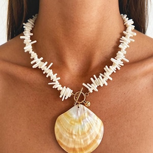 Boho Vit Korall Chip & Shell Hänge Choker Halsband, Guldfärgad Toggle Spänne