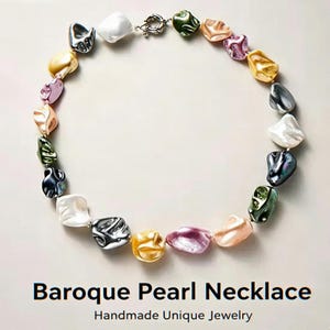 Può includere: Una collana con perle barocche multicolori nelle tonalità bianco, oro, rosa, verde e grigio scuro. Le perle sono infilate insieme e fissate con una chiusura a moschettone in metallo argentato. Il testo "Baroque Pearl Necklace" e "Handmade Unique Jewelry" è stampato sotto la collana.
