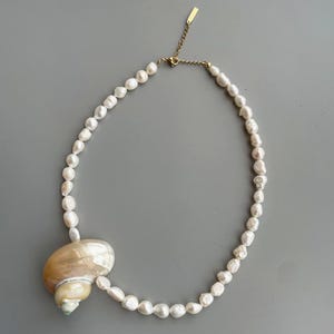 Gargantilla de perlas barrocas y conchas marinas Whispering Tides / Collar bohemio costero de acero inoxidable para mujer