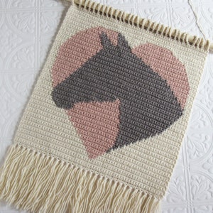 Crochet pattern. DIY horse silhouette and heart wall hanging.