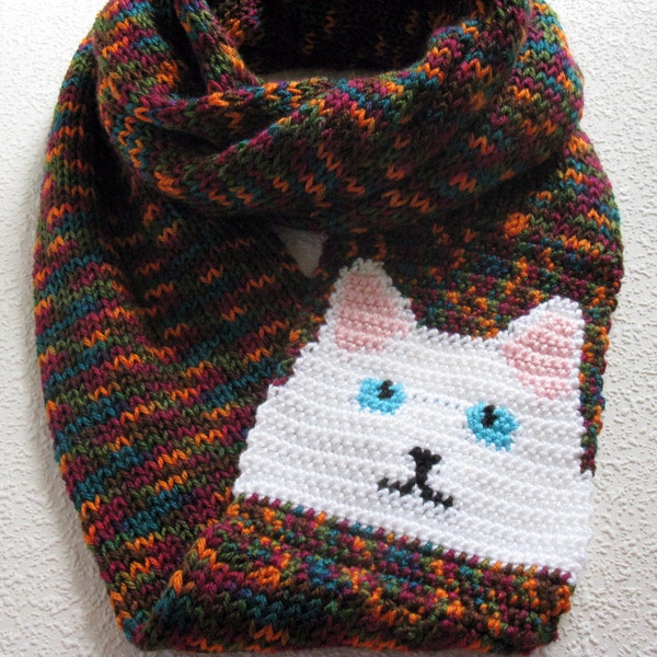 Katze-Infinity-Schal. Juwel-Ton, bunt, Kreis Schal gestrickt, mit einem blauen Augen, weiße Katze. Lange gestrickte Haube Schals.