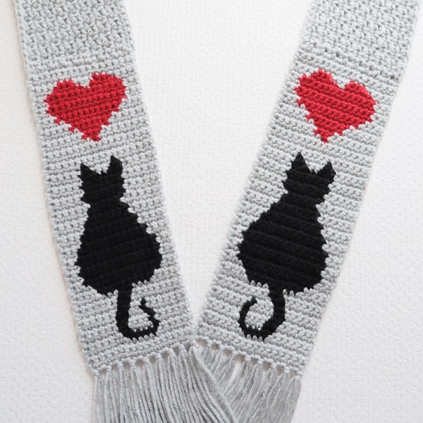 Modèle de crochet d'écharpe de chat. Téléchargez le pdf pour réaliser cette écharpe grise avec des silhouettes de chat noir et des coeurs rouges. Cadeaux amoureux des chats