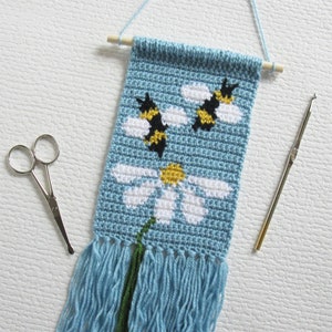 Crochet Pattern. Bees and daisy mini wall hanging. DIY instant download for honeybees and flower instructions.