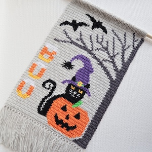 Halloween Häkelanleitung: Katze Hexe Wandbehang (PDF Download)