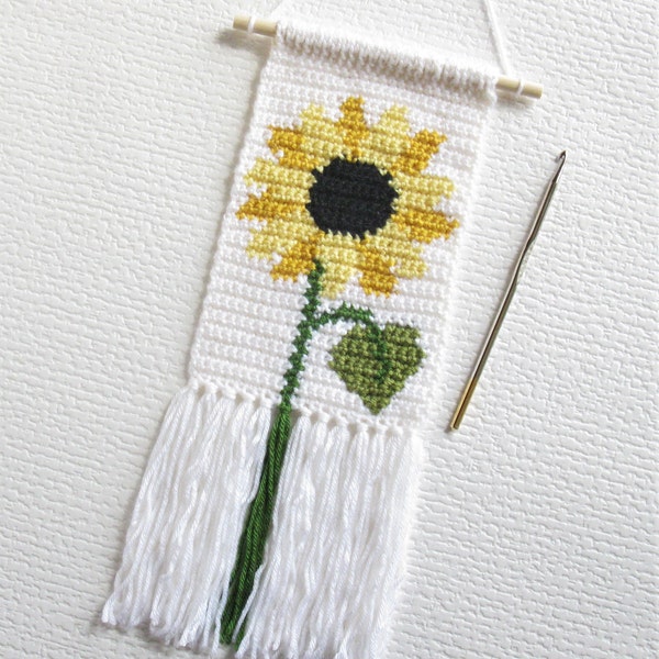 Crochet Sunflower Pattern. Yellow flower mini wall hanging. DIY instant download.