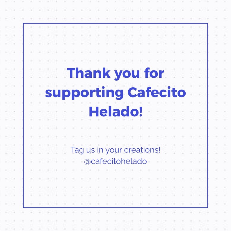 Puede incluir: Un letrero de madera hecho a mano con el texto "Welcome to our home" en un estilo manuscrito. El letrero est&aacute; pintado de blanco con un acabado envejecido y presenta un dise&ntilde;o floral decorativo. Mide aproximadamente 30 cm de ancho y 20 cm de alto.