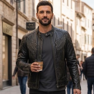 Schwarze Leder-Bikerjacke für Herren mit geprägtem Flügeldesign - Klassischer Vintage Motorrad-Stil
